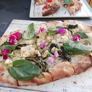 Pizza de tofu, mozzarella vegana, albahaca y flores at La Pinseria in Tarifa