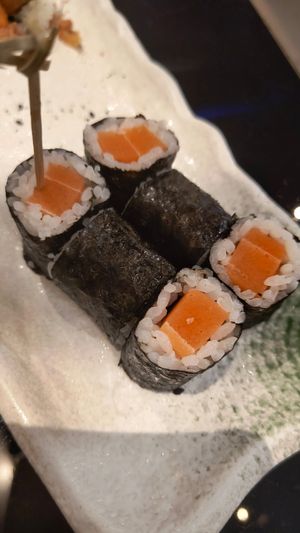 Hosomaki con salmone vegetale at Domò in Rome