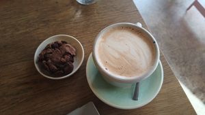 Chocolat chaud + cookie 🍪 très bons ! at MIGNON Café in Paris