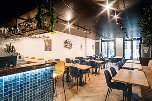 Bar and interior at Kreta Mezes & Grill in Deventer