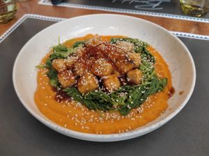 Sexy tofu con puré de boniatos, espinacas y salsa at Barakokula in Split