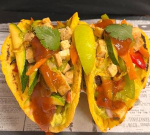 Tacos de maíz caseros con verduras y salteadas   at Natur Kitchen in Mallorca