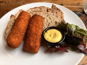 Kaal broodje, zonder boter of iets dergelijks   at MADONNA in Amersfoort