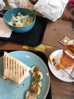 Planted-Wrap und Veggie-Bowl, dazu Kräutertee  at Wai'kiki Bowl in Hannover