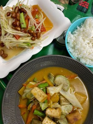 Papaya salad and curry   at Jeng Noodle Thai Food & Vegetarian Food  in Bangkok