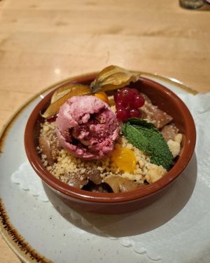 Lauwarmer Bratapfel-Crumble mit veganem Eis at Hausbrauerei im Domhof in Speyer