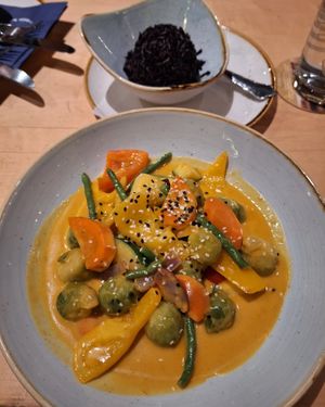 Pikantes Thai-Gemüsecurry mit schwarzem Vollkornreis at Hausbrauerei im Domhof in Speyer