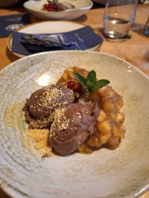 Das Dessert des Winters , Schokoladenmousse mit Apfel-Zimt Ragout at Hausbrauerei im Domhof in Speyer
