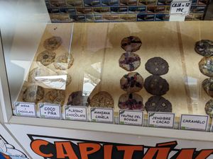 Labeled vegan cookies at Capitán Cookie in Cadiz