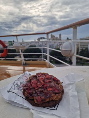Cookie fresa /vainilla (super good) and chocolate/plátano- with a view at Capitán Cookie in Cadiz