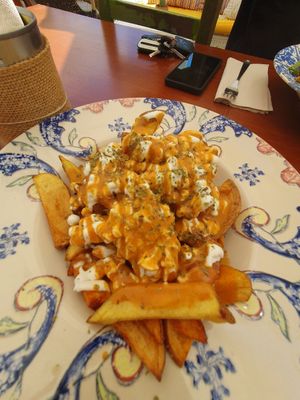 Toujours une excellente salade "Cesar" 100% Vegan accompagnée de patatas bravas piquantes et savoureuses. Endroit à vraiment recommander ! at Zibâ Life in Teulada