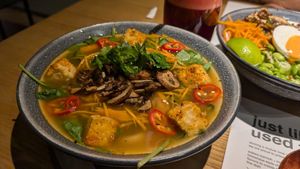 Vegan "ramen" (udon) at Wagamama - 55th St in New York City