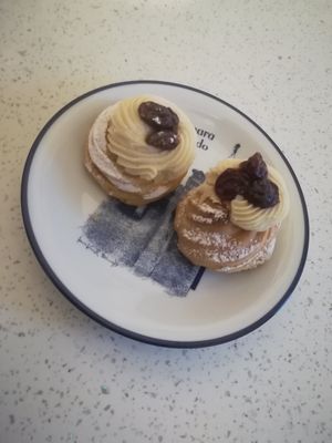 Zeppole di San Giuseppe at Caffettiamo Vomero di Raffaele Simonte in Naples