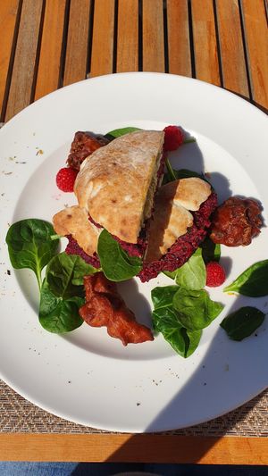 Pita burger with red beet and bulgur patty, hummus and tempura cauliflower at Schlosskeller in Brig