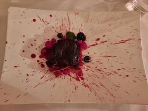 Macadamia Brownie mit Himbeer Splash und frischen Beeren at Schlosskeller in Brig