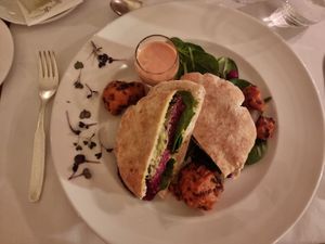 Veganer Randen-Quinoa-Burger im Pitabrot mit Avocado-Hummus und Blumenkohlwings at Schlosskeller in Brig