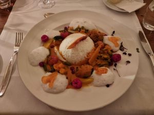 Rotes Gemüsethaicurry mit Jasmin Reis & feinem Koskosmousse und Mangochip at Schlosskeller in Brig