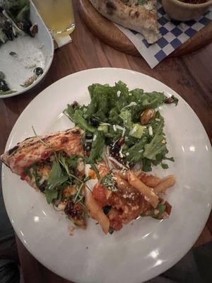 Plato servido pizza, pasta, ensalada   at Lazzaroni in San Andres Cholula