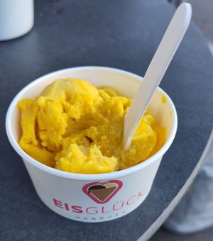 Kugel Mango-Eis im Becher at Eis Glück in Hamburg