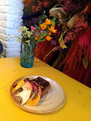 Vegan snickers bar with fruit slices at BUNA in Lier