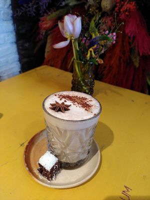Vegan masala chai latte with brownie bite at BUNA in Lier