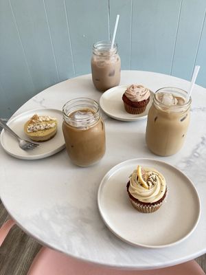 Tarte au citron (5,50$), cupcake à la fraise (5$), cupcake au citron (5$), iced lattes (4,70$) et iced chai latte (5,70$) at lu & i in Montreal