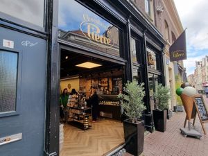 Front and entrance at Chocolaterie Pierre in Haarlem