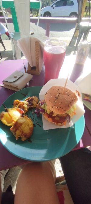 Hamburguesa con chips de berenjena at Tulia in Medellin