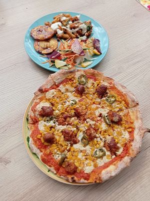 Pizza de chorizo at Tulia in Medellin