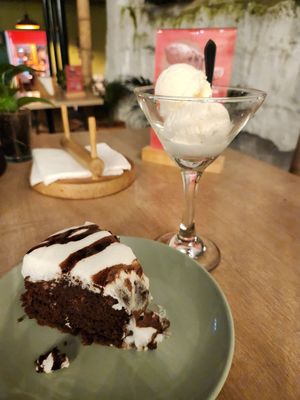 chocolate cake and vanilla ice cream at Tulia in Medellin