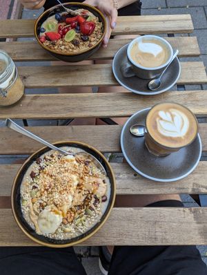 Plum and snickers porridge at Fågel by artizán in Budapest