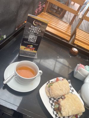 Te rooibos y sándwich de seitan con cebolla y porotos verdes   at Tsuki Coffe in Vina Del Mar