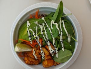 Vegan bowl met rijst, tofu, avocado, edamamebonen, spinazie at Menza in Budapest
