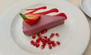 Vegan frambozencheesecake at Menza in Budapest