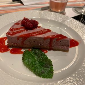 Vegan raspberry "cheesecake" with cashew nuts (2.290 Ft) at Menza in Budapest