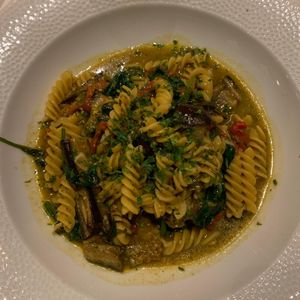 Brown rice pasta fusilli with fresh baby spinach, roasted bell peppers, eggplant and avocado pesto (3.690 Ft) at Menza in Budapest