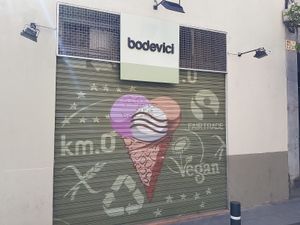 Unfortunately it was closed when we passed by. 
Nice paintings though :-) at Bodevici Bioconcept - Torrijos in Barcelona