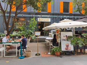 Alfresco dining at Botany in Central Singapore