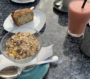 Müsli, Bananenbrot und Pinker Smoothie  at Maracay in Berlin