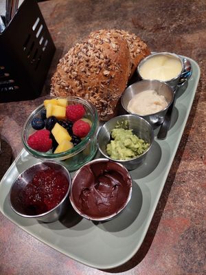 Vegan breakfast: 2 rolls (choice of wheat or whole grain), chocolate cream, jam, hummus, avocado cream, margarine, fruit jar & 0.2l juice (9.30€) at Café Panda in Fulda
