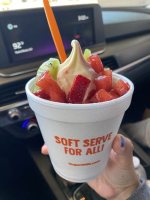Vegan California Swirlin’ (Pineapple Strawberry Lemonade) w/Kiwi and Strawberries 🍓😛  at Yogurt Mill in Modesto