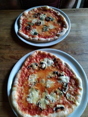 tres formaggi soyrizo; Bottom: gourmet at Sfizy Veg in Berlin