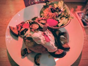 Ofenkartoffel mit veganer Sour Cream und Grillgemüse at Bootshaus Biggesee in Olpe