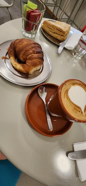 Me gustó el café con leche de mani, me gustaría que agreguen medialunas rellenas de jamón y queso #ñam at Barro Café in Buenos Aires