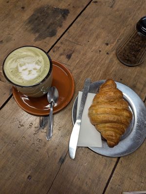 Matcha latte (🐱) y croissant at Barro Café in Buenos Aires