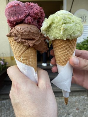 Only  left ice cream is vegan 🤪  at Hokey Pokey in Berlin