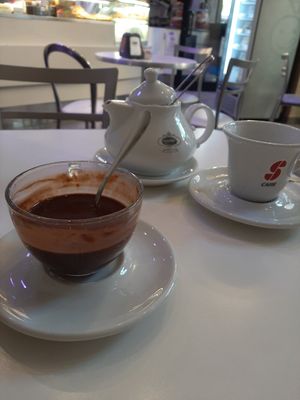 hot chocolate with soy milk, and tea at Cafè Vanity Sessantasette in Bologna