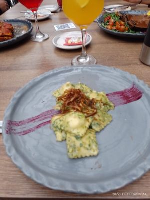 Raviolis y atrás el seitán que me decepcionó at Pianta in Bogota