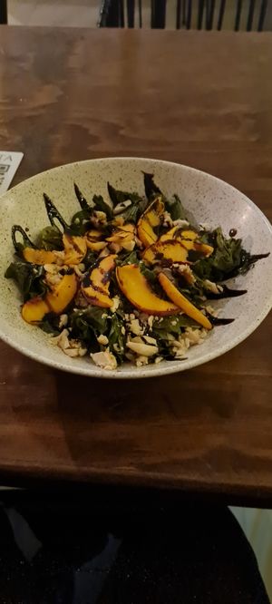 ensalada de durazno at Pianta in Bogota