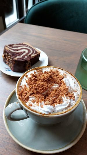 Speculoos latte & vegan marble cake at Spread The Moon in Brussels